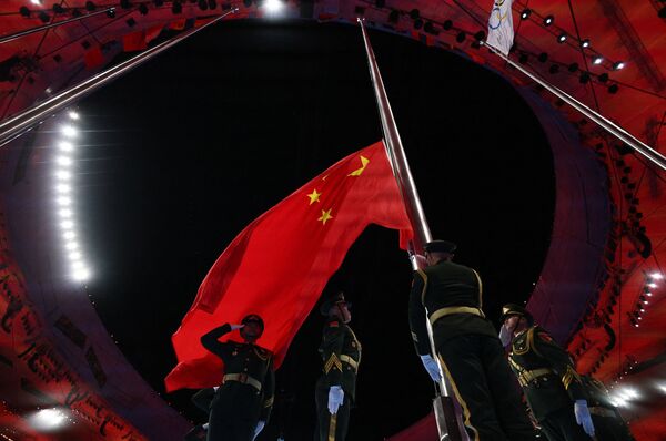 بازی های المپیک زمستانی 2022 در پکن به پایان رسید. مراسم پایین آوردن پرچم میزبان المپیک زمستانی 2022 در پکن. - اسپوتنیک ایران  