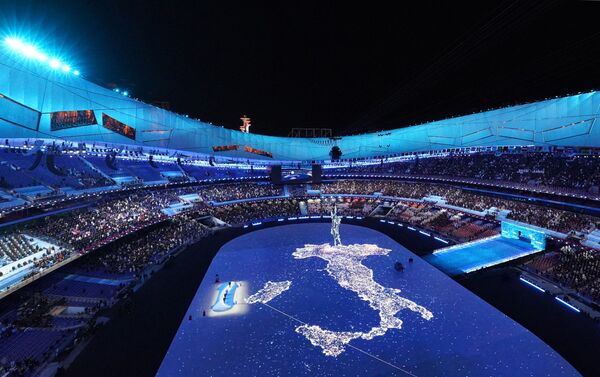 بازی های المپیک زمستانی 2022 در پکن به پایان رسید. هنرنمایی هنرمندان در مراسم پایانی پکن. نقشه ایتالیا که میزبان بعدی بازی های المپیک زمستانی خواهد بود. - اسپوتنیک ایران  