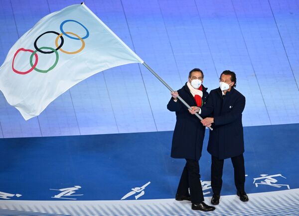 بازی های المپیک زمستانی 2022 در پکن به پایان رسید. پرچم المپیک در دست شهردار میلان ایتالیا. - اسپوتنیک ایران  