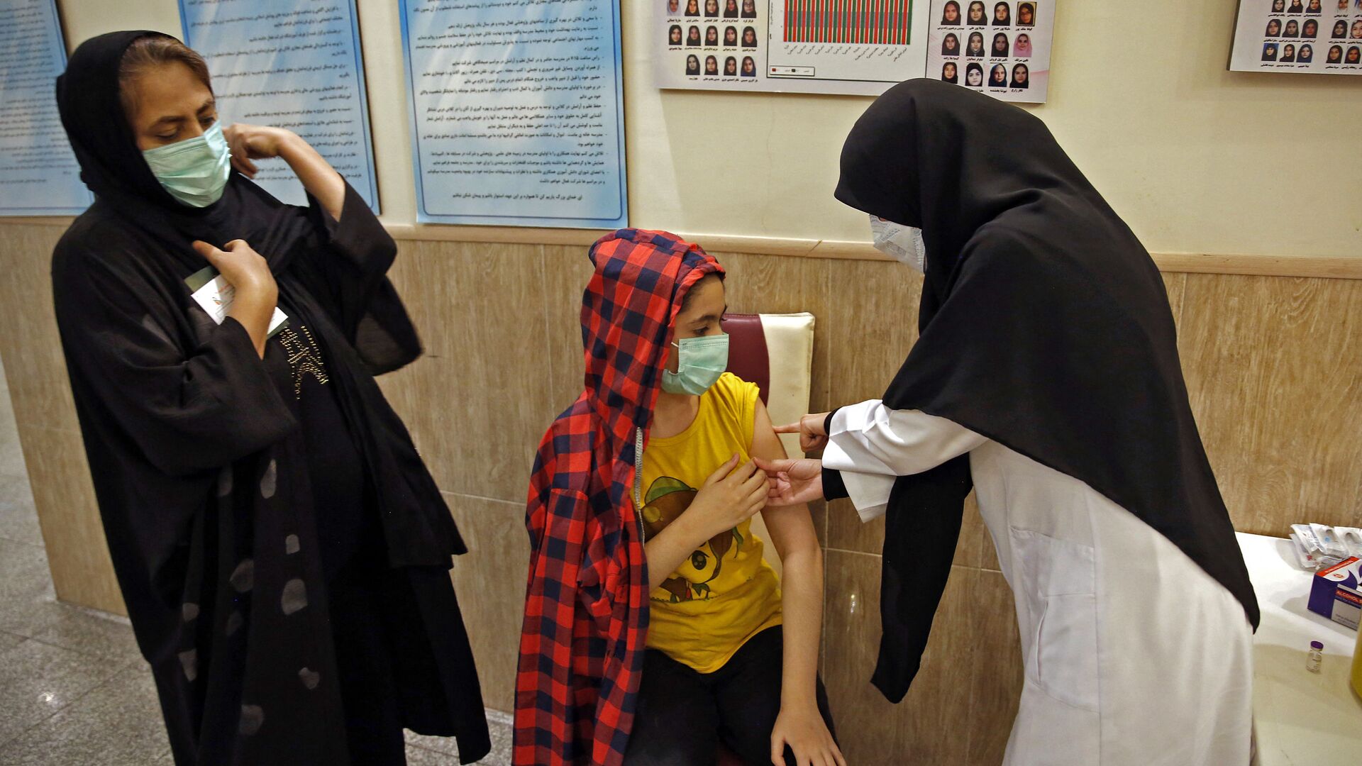 Вакцинация детей от коронавируса в школе в Тегеране  - اسپوتنیک ایران  , 1920, 08.03.2022