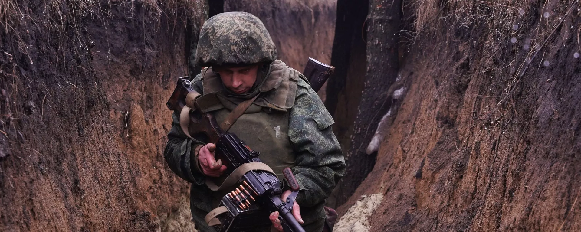 Боец Народной милиции ЛНР на позиции в районе поселка Сокольники Луганской области  - اسپوتنیک ایران  , 1920, 25.02.2022