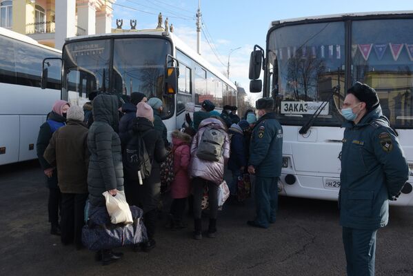 ساکنان دونباس به اتوبوس تخلیه و به مراکز استقرار موقت در روسیه منتقل می شوند. - اسپوتنیک ایران  