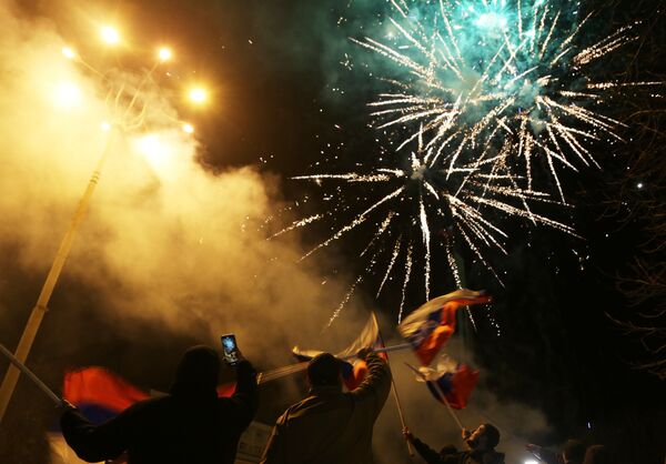 مردم دو جمهوری دونتسک و لوهانسک برسمیت شناخته شدن جمهوری های خود را جشن گرفتند. آتشبازی آسمان را روشن کرده است. - اسپوتنیک ایران  