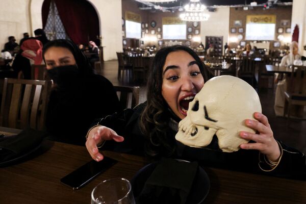 دختری در رستوران عجیب زامبی ها در عربستان سعودی - اسپوتنیک ایران  