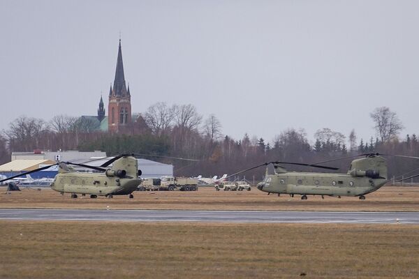 نظامیان لشکر 82 هوابرد آمریکا در لهستان مستقر شدند. بالگردهای CH-46 Chinook آمریکا. - اسپوتنیک ایران  