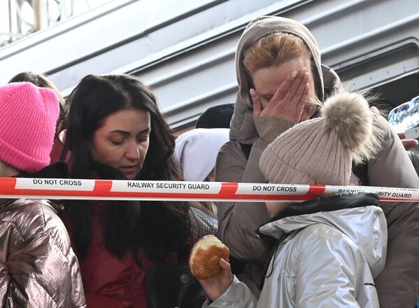 ساکنان اوکراین به کشورهای اروپایی پناه می برند. ورود به لهستان از لفوف. - اسپوتنیک ایران  