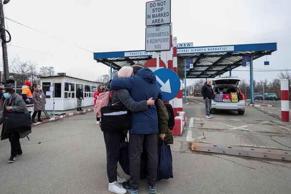 ساکنان اوکراین به کشورهای اروپایی پناه می برند. عبور از مرز با رومانی. - اسپوتنیک ایران  