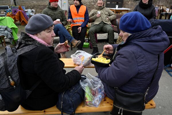 ساکنان اوکراین به کشورهای اروپایی پناه می برند. ورود به اسلوواکی. - اسپوتنیک ایران  