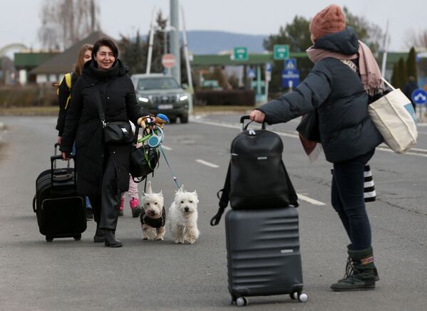 ساکنان اوکراین به کشورهای اروپایی پناه می برند. عبور از مرز با مجارستان. - اسپوتنیک ایران  