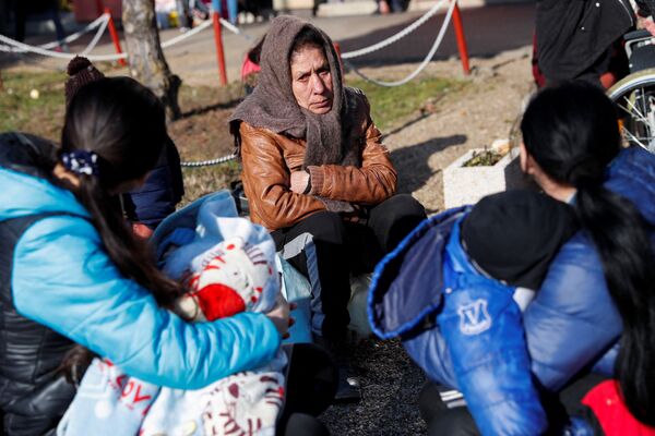 ساکنان اوکراین به کشورهای اروپایی پناه می برند. عبور از مرز با مجارستان. - اسپوتنیک ایران  