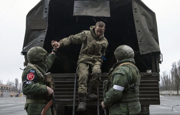 سربازانی اوکرائین یکه داوطلبانه سلاح برزمین گذاشتند. - اسپوتنیک ایران  