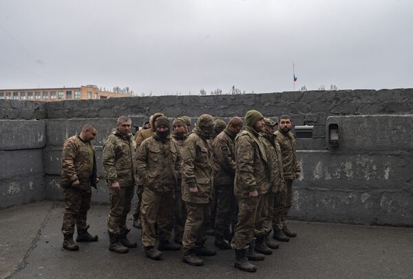 سربازان اوکرائینی که سلاح بر زمین گذاشتند، تسلیم شدند. - اسپوتنیک ایران  
