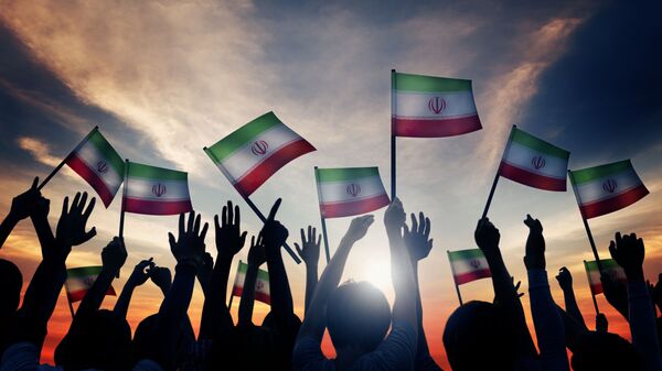 Люди с флагами Ирана - اسپوتنیک ایران  