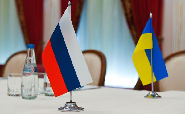 پرچم های روسیه و اوکراین روی میز مذاکره - اسپوتنیک ایران  