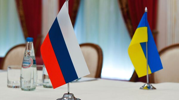 Флаги России и Украины в зале, где пройдут переговоры روسیه اوکراین - اسپوتنیک ایران  