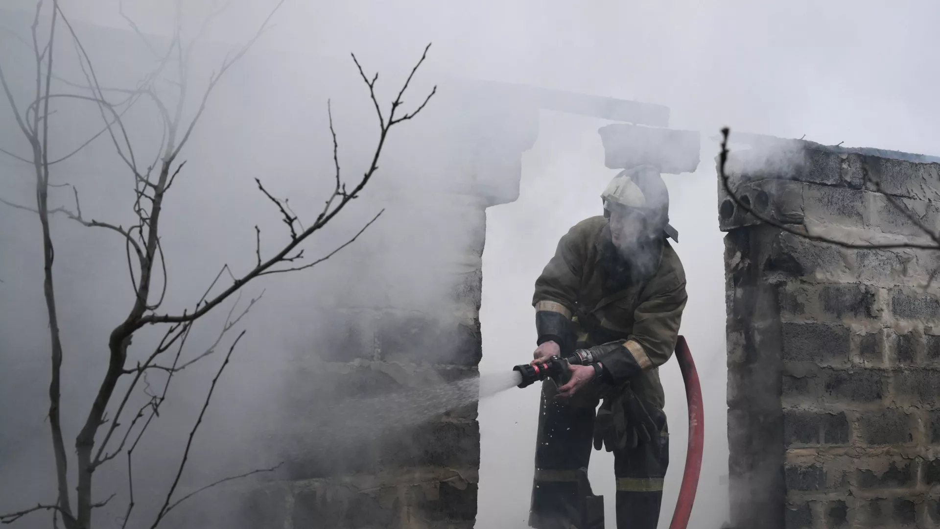 Сотрудники пожарной охраны ДНР тушат возгорание в жилом доме на улице Парковская в Донецке, разрушенном в результате обстрела Сотрудники пожарной охраны ДНР тушат возгорание в жилом доме на улице Парковская в Донецке, разрушенном в результате обстрела - اسپوتنیک ایران , 1920, 01.03.2022