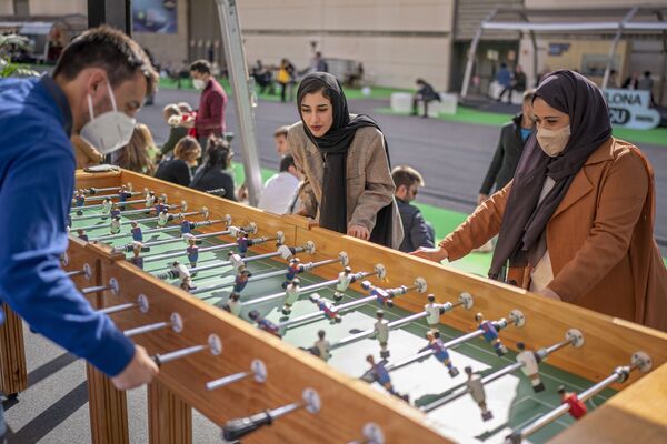 بازدیدکنندگان در روز افتتاحیه MWC (کنگره جهانی موبایل) در بارسلون در 28 فوریه 2022 . - اسپوتنیک ایران  