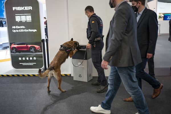 نمایشگاه بین المللی گوشی و موبایل در بارسلون برگزار شد. پلیس و سگ گشت در نمایشگاه. - اسپوتنیک ایران  