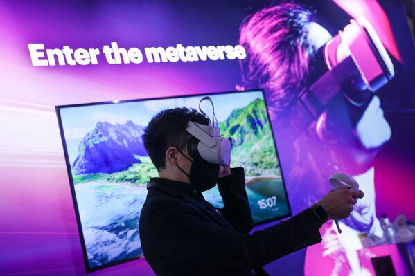 بازدیدکنندگان در روز افتتاحیه MWC (کنگره جهانی موبایل) در بارسلون در 28 فوریه 2022 . استفاده از  VR glasses   در نمایشگاه. - اسپوتنیک ایران  