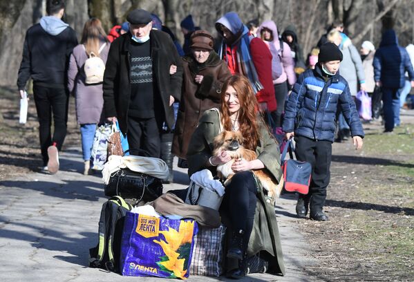 ساکنان اوکراین هنگام ورود به کشورهای دیگر، حیوانات خانگی خود را نیز همراه می‌برند.راستوف روسیه. - اسپوتنیک ایران  