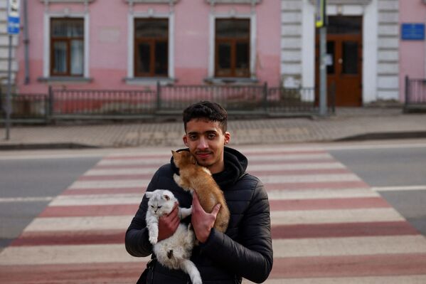 ساکنان اوکراین هنگام ورود به کشورهای دیگر، حیوانات خانگی خود را نیز همراه می‌برند.دانشجوی رشته پزشکی از مراکش در راه مرز اوکراین - لهستان. - اسپوتنیک ایران  