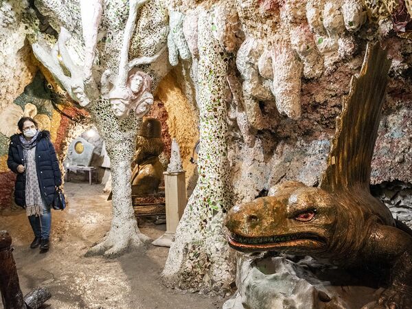 این موزه اولین غار موزه خصوصی در ایران است و تمامی مخارج و الگوها و خلاقیتی که در این موزه دیده می‌شود، حاصل هنر استاد وزیری می‌باشد. لازم به ذکر است کلیه مجسمه های موجود در غار موزه وزیری ثبت میراث ملی است. - اسپوتنیک ایران  