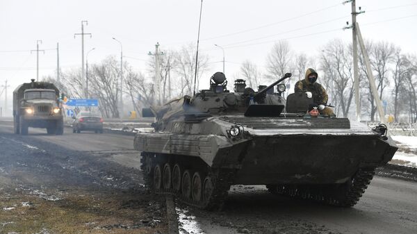 Военнослужащие РФ на шоссе возле границы с Украиной в Белгородской области - اسپوتنیک ایران  