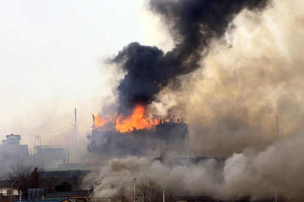 گروه‌های آتش‌نشانی تا صبح تلاش کردند تا از رسیدن شعله‌های حریق به کارخانه گاز طبیعی مایع در نزدیکی شهر سامچئوک جلوگیری کنند. - اسپوتنیک ایران  