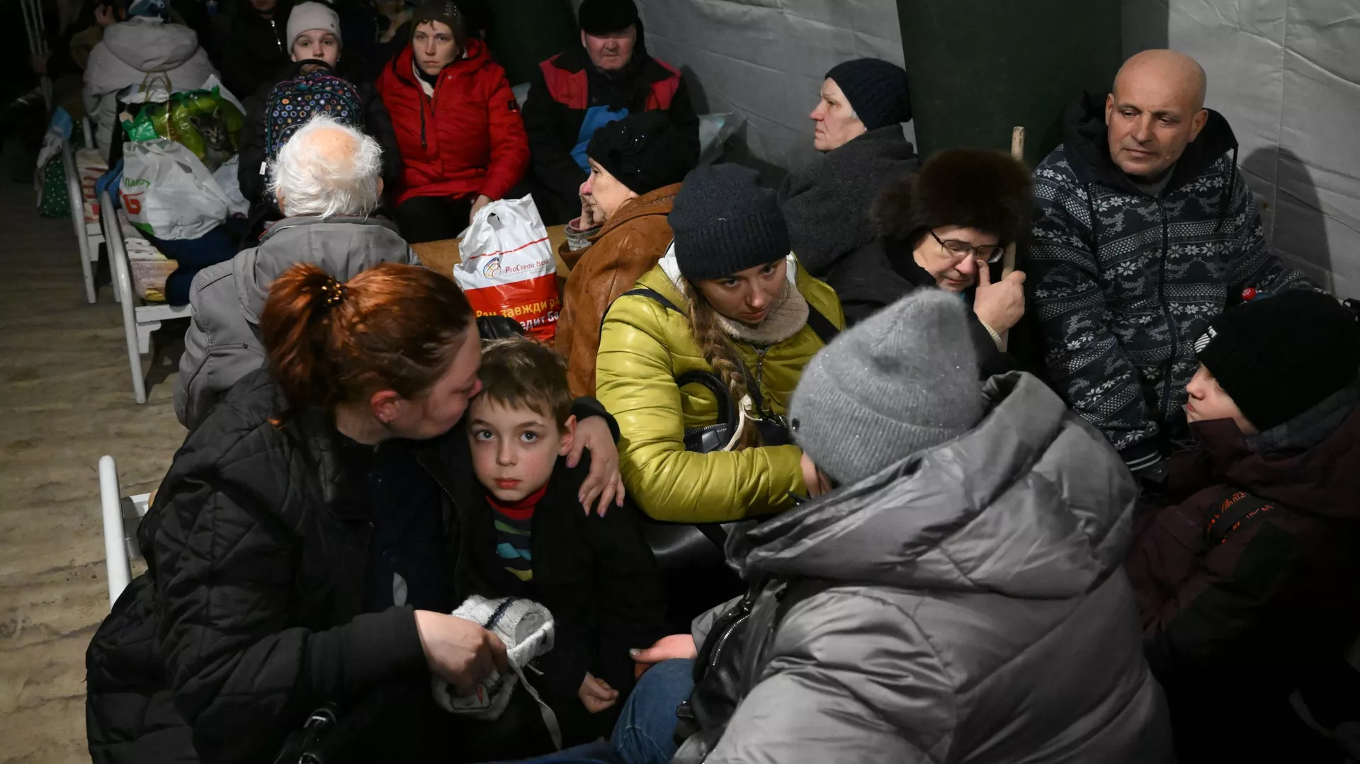 Беженцы из Мариуполя, добравшиеся до специального пункта, который организовали сотрудники МЧС ДНР, в селе Безыменное в Новоазовском районе