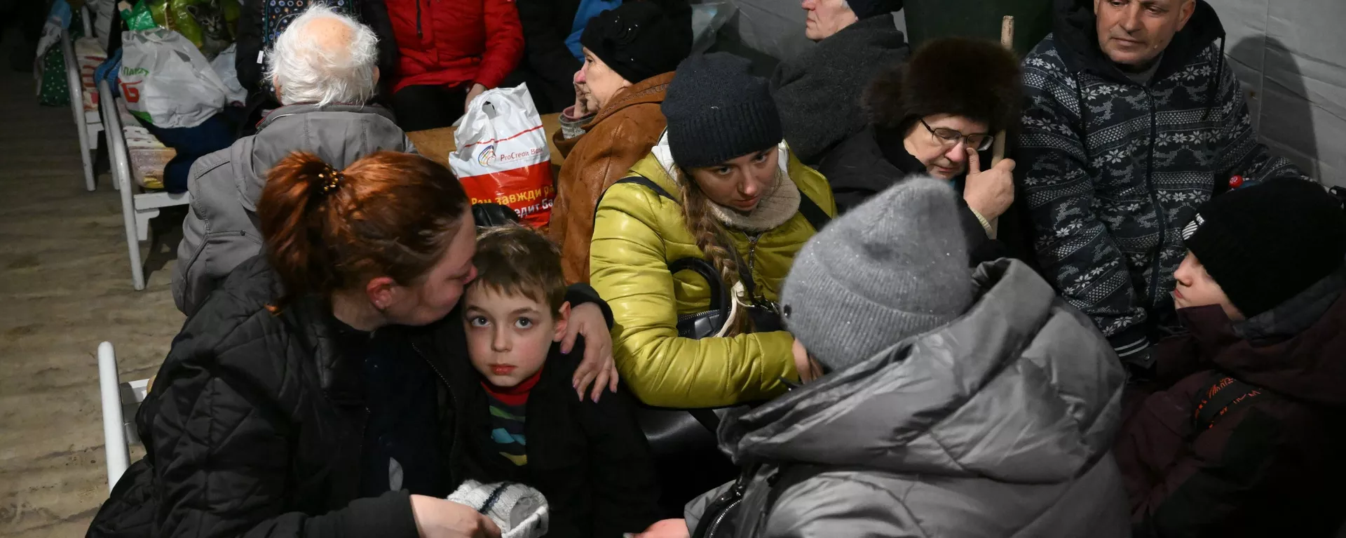 Беженцы из Мариуполя, добравшиеся до специального пункта, который организовали сотрудники МЧС ДНР, в селе Безыменное в Новоазовском районе - اسپوتنیک ایران  , 1920, 06.06.2022