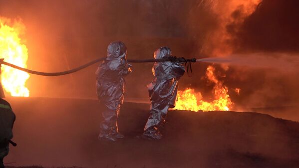 صدای انفجار مهیبی در لوهانسک شنیده شد که به گفته شاهدان عینی یک انبار نفت دچار حریق شده است. آتش سوزی به دلیل حملات نیروهای مسلح اوکراین بروز کرد. - اسپوتنیک ایران  