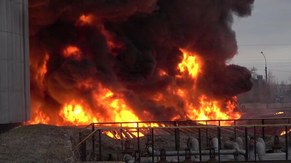 Пожар на нефтебазе в Луганске в результате из-за удара ВСУ - اسپوتنیک ایران  