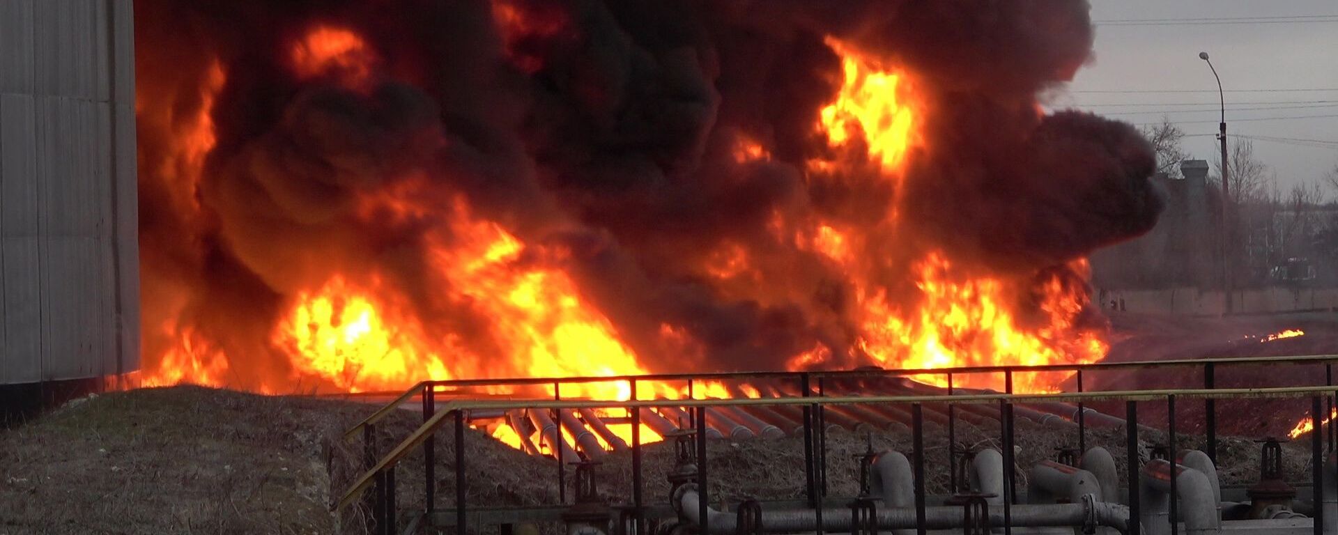 Пожар на нефтебазе в Луганске в результате из-за удара ВСУ - اسپوتنیک ایران  , 1920, 12.05.2023