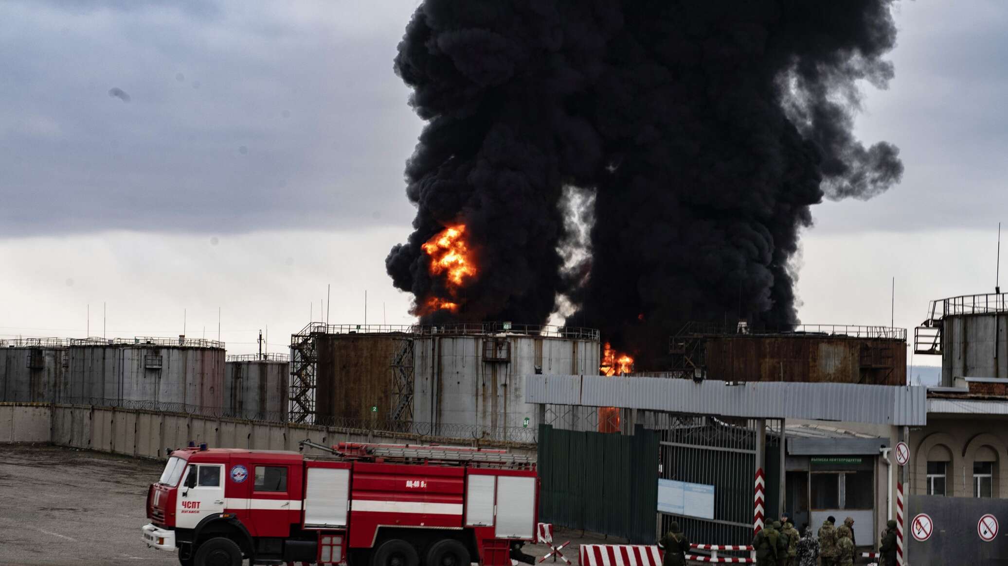 Удар по нефтебазе сегодня. Луганск Нефтебаза 2022 март. Пожары.