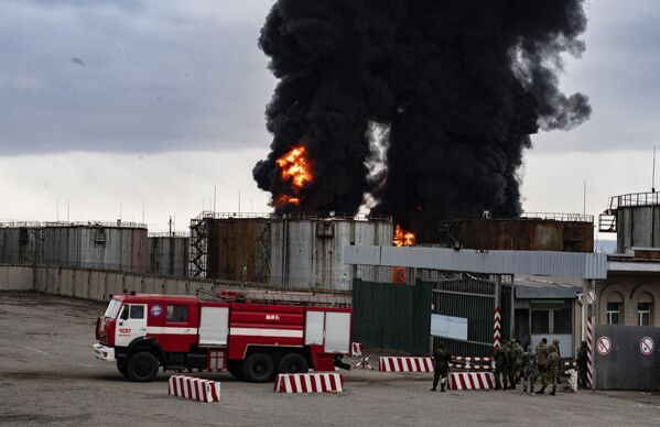صدای انفجار مهیبی در لوهانسک شنیده شد که به گفته شاهدان عینی یک انبار نفت دچار حریق شده است. آتش سوزی به دلیل حملات نیروهای مسلح اوکراین بروز کرد. - اسپوتنیک ایران  