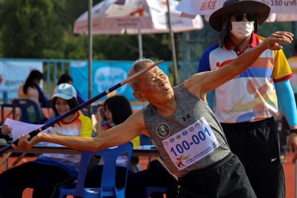 ورزشکار 102 ساله ساوانگ جانپرام در حین پرتاب جاوالین مردان در جریان بیست و ششمین بازی قهرمانی ورزشکاران استاد تایلند در استان ساموت سونگخرام تایلند. - اسپوتنیک ایران  