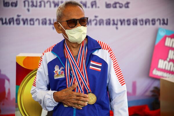 ورزشکار 102 ساله ساوانگ یانپرام با چهار مدال طلای خود در دوی 100 متر، پرتاب نیزه، پرتاب دیسک و shotput در جریان بیست و ششمین بازی قهرمانی استادان سالمند ورزشی در تایلند. - اسپوتنیک ایران  