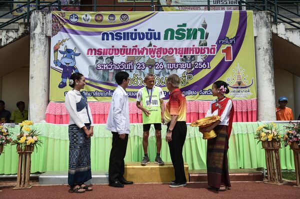 این عکس که در 25 آوریل 2018 گرفته شده است، ساوانگ جانپرام، 98 ساله را نشان می دهد که در اولین بازی ملی سالمندان تایلند در استان شمالی نان تایلند مدال دریافت کرده است. - اسپوتنیک ایران  