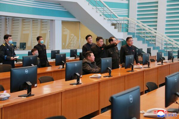 در این عکس که در 10 مارس 2022 توسط خبرگزاری مرکزی کره شمالی (KCNA) منتشر شد، کیم جونگ اون، اداره ملی توسعه هوافضای کره شمالی را پس از آزمایش های اخیر سیستم ماهواره‌ای در پیونگ یانگ بازرسی می‌کند. - اسپوتنیک ایران  