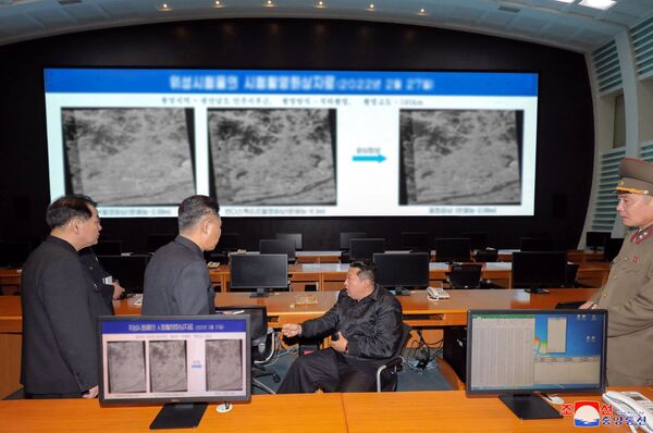 در این عکس که در 10 مارس 2022 توسط خبرگزاری مرکزی کره شمالی (KCNA) منتشر شد، کیم جونگ اون، اداره ملی توسعه هوافضای کره شمالی را پس از آزمایش های اخیر سیستم ماهواره‌ای در پیونگ یانگ بازرسی می‌کند. - اسپوتنیک ایران  