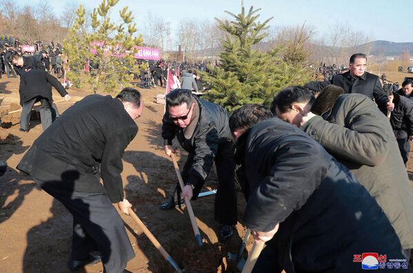 کیم جونگ اون در حال کاشت درخت با شرکت کنندگان دومین کنفرانس دبیران کمیته های اولیه حزب کارگران کره (WPK)، 2 مارس 2022 - اسپوتنیک ایران  