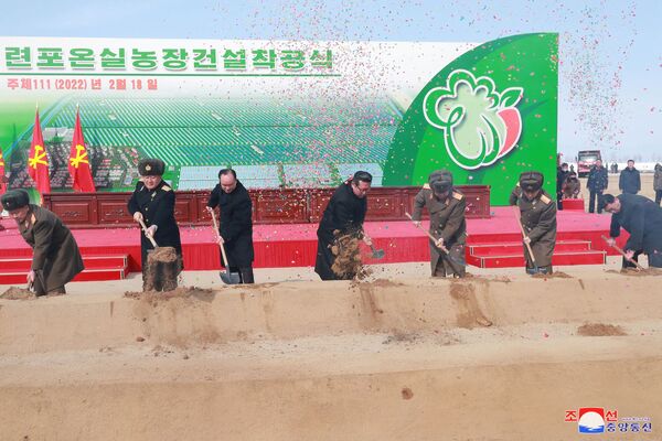 کیم جونگ اون، 18 فوریه 2022،  در مراسم افتتاحیه ساخت مزرعه گلخانه ای ریونفو در منطقه ریونفو در شهرستان هامجو، استان هامگیونگ جنوبی  - اسپوتنیک ایران  