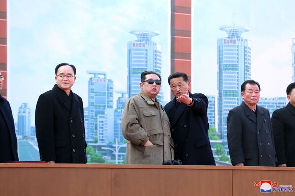 در این عکس که بدون تاریخ در 13 فوریه 2022 توسط خبرگزاری مرکزی کره شمالی (KCNA) منتشر شد، کیم جونگ اون، رهبر کره شمالی در مراسم افتتاحیه بذرافشانی در منطقه هواسونگ شرکت کرده است - اسپوتنیک ایران  