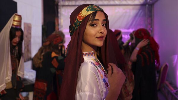 Палестинские женщины представляют свои традиционные вышитые платья во время мероприятия в честь внесению палестинской вышивки в Список культурного наследия ЮНЕСКО - اسپوتنیک ایران  