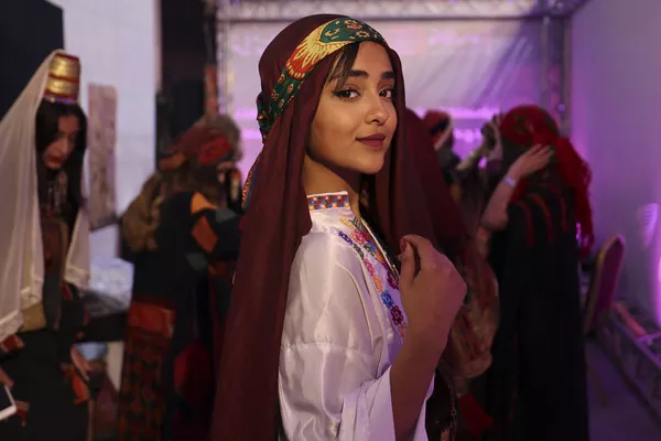 جشن ثبت گلدوزی های فلسطینی در فهرست میراث فرهنگی یونسکو در شهر رام الله.نمایش لباس سنتی فلسطینی. - اسپوتنیک ایران  