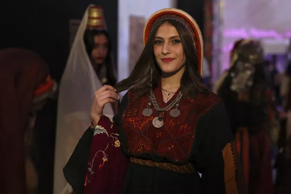 جشن ثبت گلدوزی های فلسطینی در فهرست میراث فرهنگی یونسکو در شهر رام الله. - اسپوتنیک ایران  
