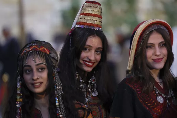 جشن ثبت گلدوزی های فلسطینی در فهرست میراث فرهنگی یونسکو در شهر رام الله.نمایش گلدوزی های لباس های فلسطینی. - اسپوتنیک ایران  