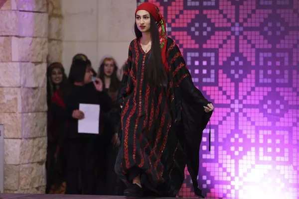 جشن ثبت گلدوزی های فلسطینی در فهرست میراث فرهنگی یونسکو در شهر رام الله.نمایش لباس سنتی گلدوزی شده فلسطینی. - اسپوتنیک ایران  