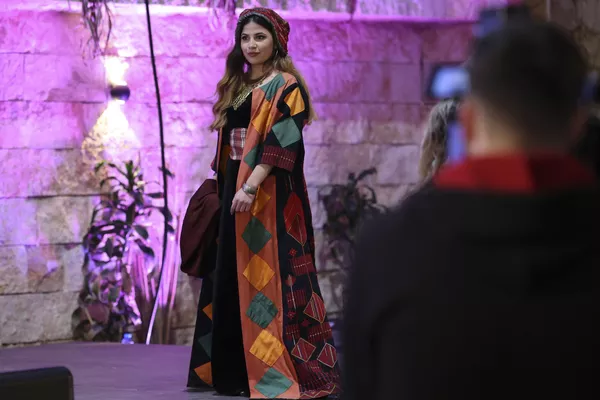 جشن ثبت گلدوزی های فلسطینی در فهرست میراث فرهنگی یونسکو در شهر رام الله.نمایش لباس سنتی گلدوزی شده فلسطینی. - اسپوتنیک ایران  