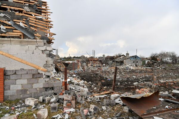 خانه های ویران بر اثر حملات نیروهای اوکراین در روستای سارتانا. - اسپوتنیک ایران  